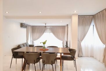 Merak Kayangan Court