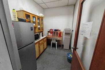 Rare Jalan Sungai Besi Pudu Freehold 4 Storey End Lot Shop Office With Lift For Sale