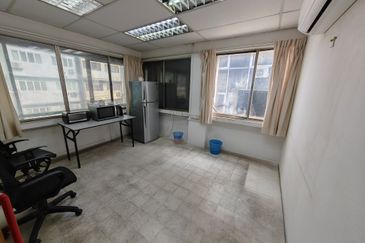 Rare Jalan Sungai Besi Pudu Freehold 4 Storey End Lot Shop Office With Lift For Sale