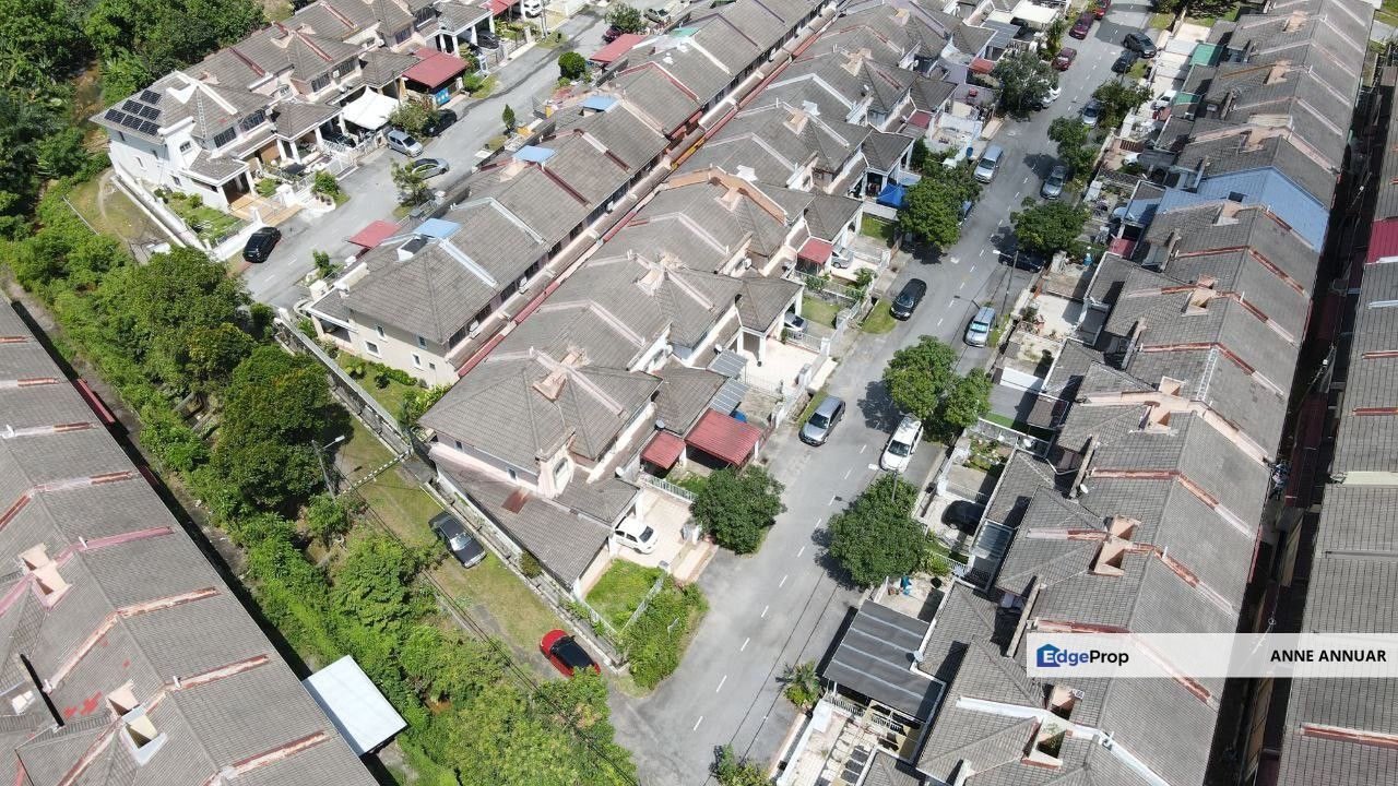 ENDLOT with Extra Land 2 Storey Terrace Taman Sri Putra Sungai Buloh, Selangor, Sungai Buloh