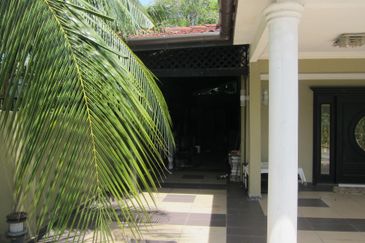 Corner Lot & Big Land Area Subang Bestari