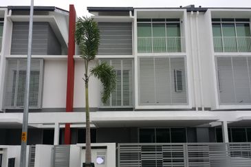 2.5 Storey Super Link House @ Bandar Bukit Raja, Klang for Sale.