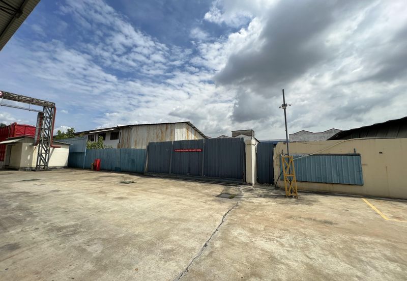 Warehouse Facing Jalan Meru Mainroad For Sale