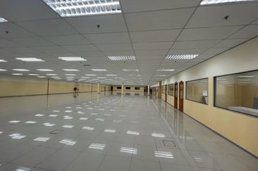 Class A warehouse with Racking System 