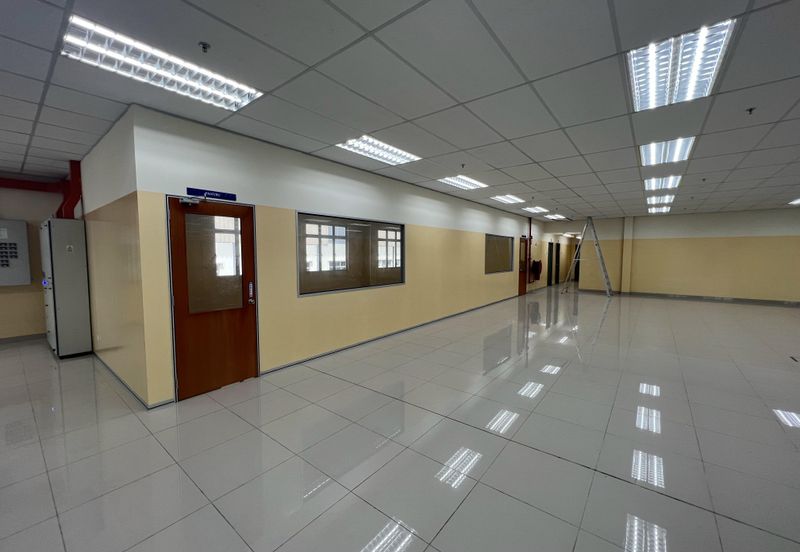 Class A warehouse with Racking System 