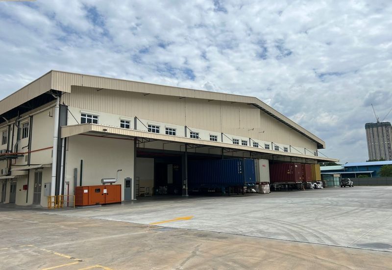 Class A warehouse with Racking System 