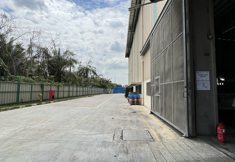 Warehouse with Racking System for Rent