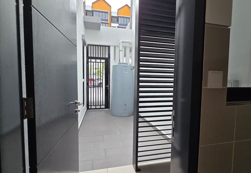 East 57 (Residensi Laman Timur)