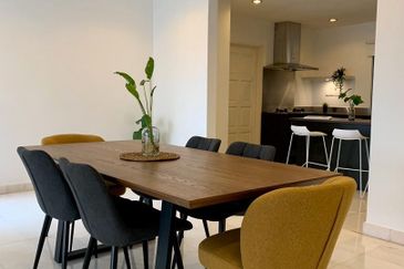 Merak Kayangan Court