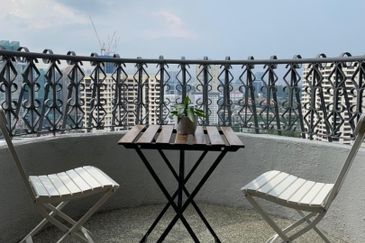 Merak Kayangan Court