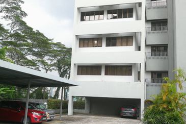 Merak Kayangan Court