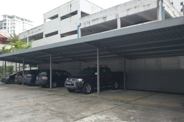 Merak Kayangan Court