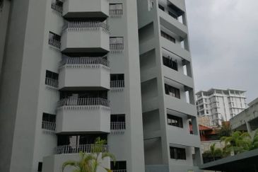 Merak Kayangan Court