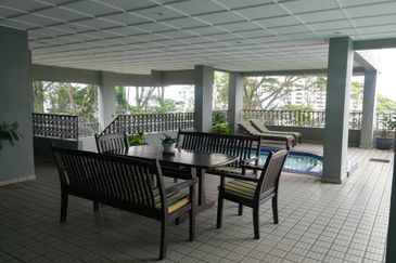 Merak Kayangan Court