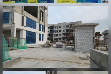 Last Corner Unit CG New Town 4 Storey Shop