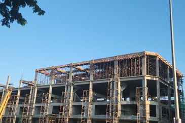 Last Corner Unit CG New Town 4 Storey Shop