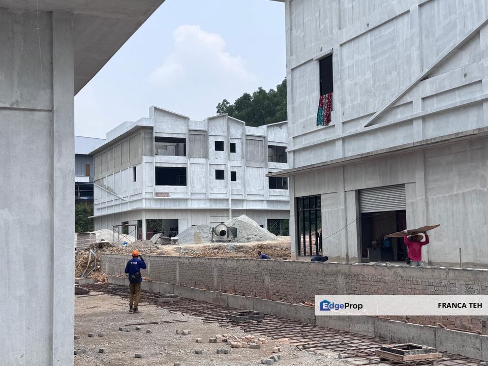 Last End Lot Unit Suria 22 New 3 Storey Semi D Factory, Selangor, Balakong