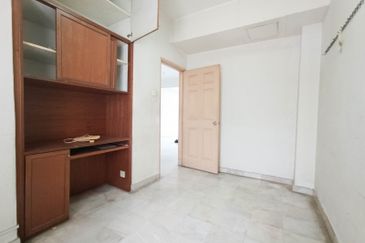 Very Convenient Double-Story House for Sale in Jalan Tanjung Sd13/4, Sri Damansara