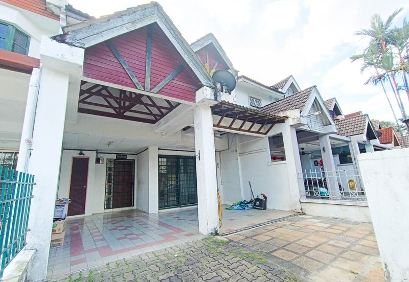 Very Convenient Double-Story House for Sale in Jalan Tanjung Sd13/4, Sri Damansara