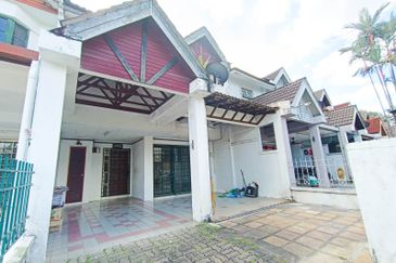 Very Convenient Double-Story House for Sale in Jalan Tanjung Sd13/4, Sri Damansara