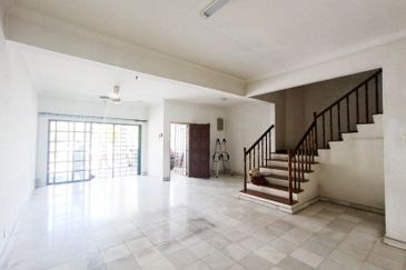 Very Convenient Double-Story House for Sale in Jalan Tanjung Sd13/4, Sri Damansara