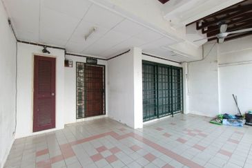 Very Convenient Double-Story House for Sale in Jalan Tanjung Sd13/4, Sri Damansara