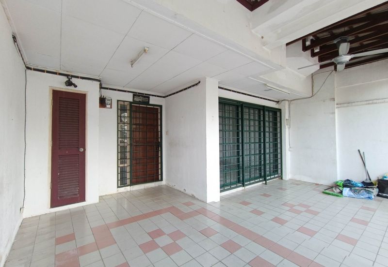 Very Convenient Double-Story House for Sale in Jalan Tanjung Sd13/4, Sri Damansara