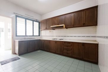 Very Convenient Double-Story House for Sale in Jalan Tanjung Sd13/4, Sri Damansara