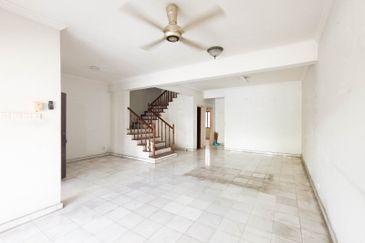 Very Convenient Double-Story House for Sale in Jalan Tanjung Sd13/4, Sri Damansara