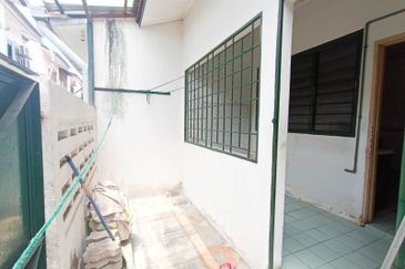 Very Convenient Double-Story House for Sale in Jalan Tanjung Sd13/4, Sri Damansara