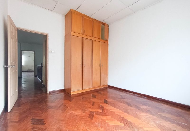 Very Convenient Double-Story House for Sale in Jalan Tanjung Sd13/4, Sri Damansara