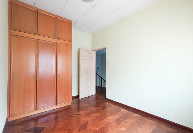 Very Convenient Double-Story House for Sale in Jalan Tanjung Sd13/4, Sri Damansara