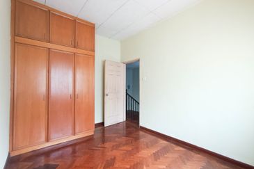 Very Convenient Double-Story House for Sale in Jalan Tanjung Sd13/4, Sri Damansara