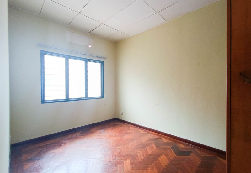 Very Convenient Double-Story House for Sale in Jalan Tanjung Sd13/4, Sri Damansara