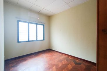 Very Convenient Double-Story House for Sale in Jalan Tanjung Sd13/4, Sri Damansara