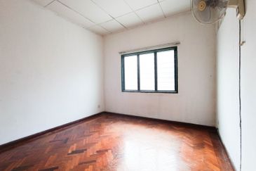 Very Convenient Double-Story House for Sale in Jalan Tanjung Sd13/4, Sri Damansara