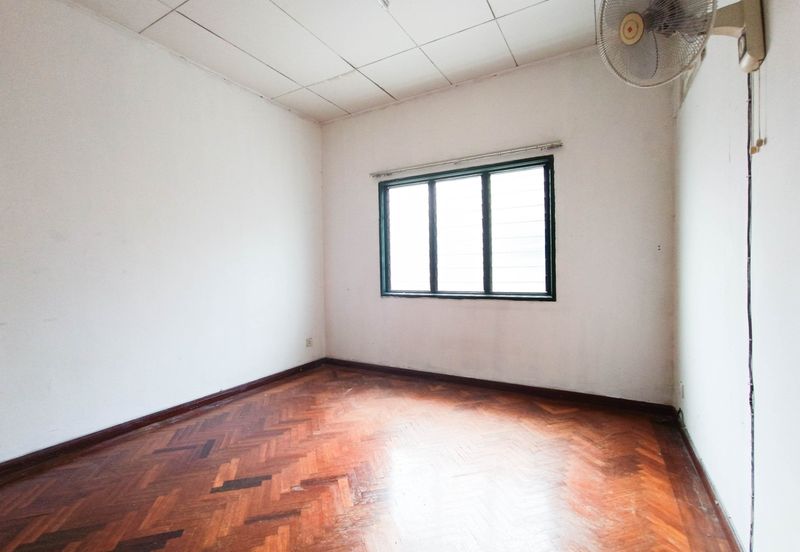 Very Convenient Double-Story House for Sale in Jalan Tanjung Sd13/4, Sri Damansara