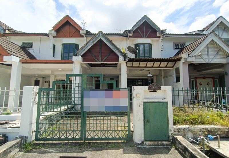 Very Convenient Double-Story House for Sale in Jalan Tanjung Sd13/4, Sri Damansara
