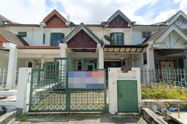 Very Convenient Double-Story House for Sale in Jalan Tanjung Sd13/4, Sri Damansara