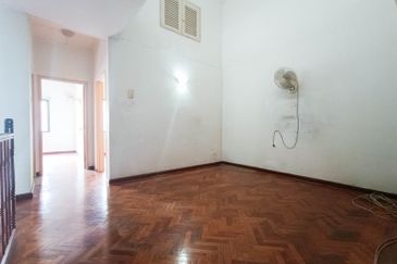 Very Convenient Double-Story House for Sale in Jalan Tanjung Sd13/4, Sri Damansara