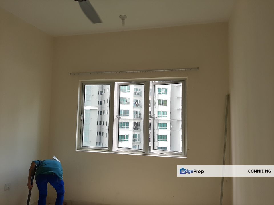 Block D bare unit in good condition for rent, Selangor, Damansara Perdana