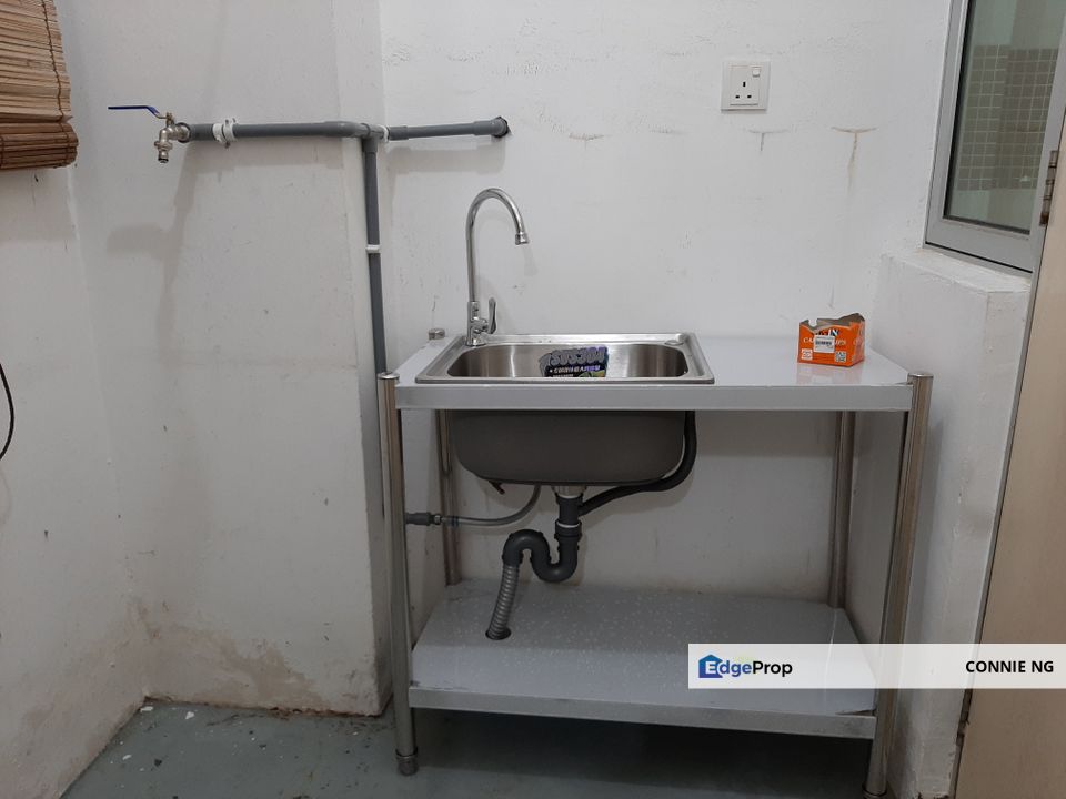 Block D bare unit in good condition for rent, Selangor, Damansara Perdana