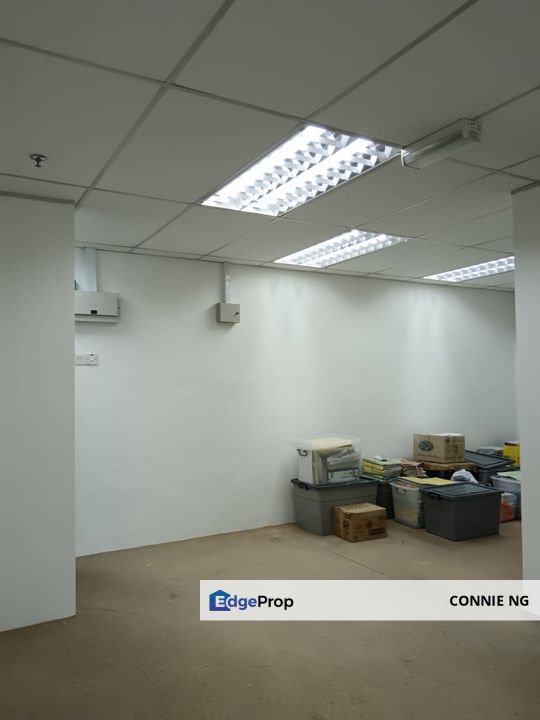 Small but good for any industry to start the business can fix for 5 to 7 pax building just next to mrt station, Selangor, Petaling Jaya
