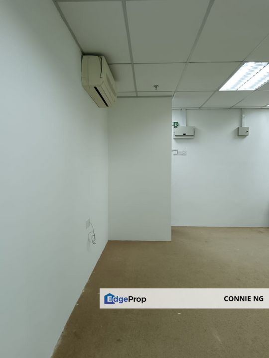 Small but good for any industry to start the business can fix for 5 to 7 pax building just next to mrt station, Selangor, Petaling Jaya