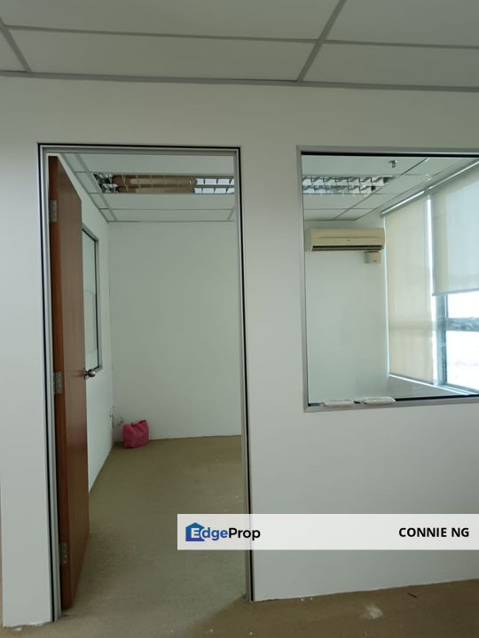 Small but good for any industry to start the business can fix for 5 to 7 pax building just next to mrt station, Selangor, Petaling Jaya