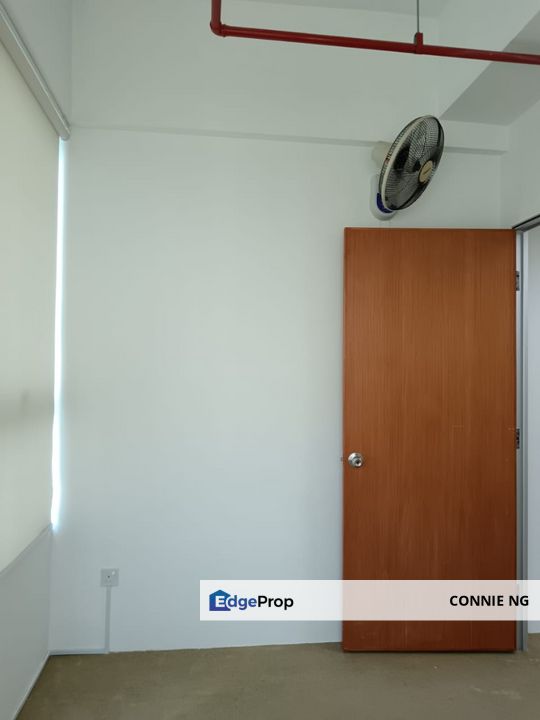 Small but good for any industry to start the business can fix for 5 to 7 pax building just next to mrt station, Selangor, Petaling Jaya