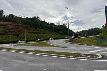 Unleash the potential of this 3.26-acre leasehold land strategically located along Persiaran Mokhtar Dahari, Shah Alam.