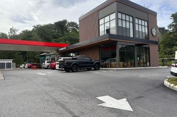 Unleash the potential of this 3.26-acre leasehold land strategically located along Persiaran Mokhtar Dahari, Shah Alam.