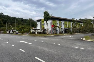 Unleash the potential of this 3.26-acre leasehold land strategically located along Persiaran Mokhtar Dahari, Shah Alam.