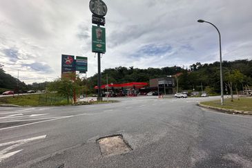 Unleash the potential of this 3.26-acre leasehold land strategically located along Persiaran Mokhtar Dahari, Shah Alam.